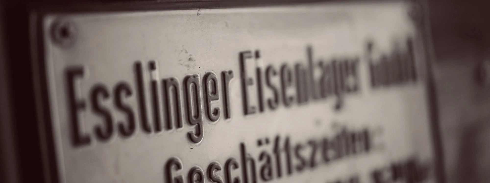 Altes Emailschild Esslinger Eisenlager GmbH mit Geschäftszeiten