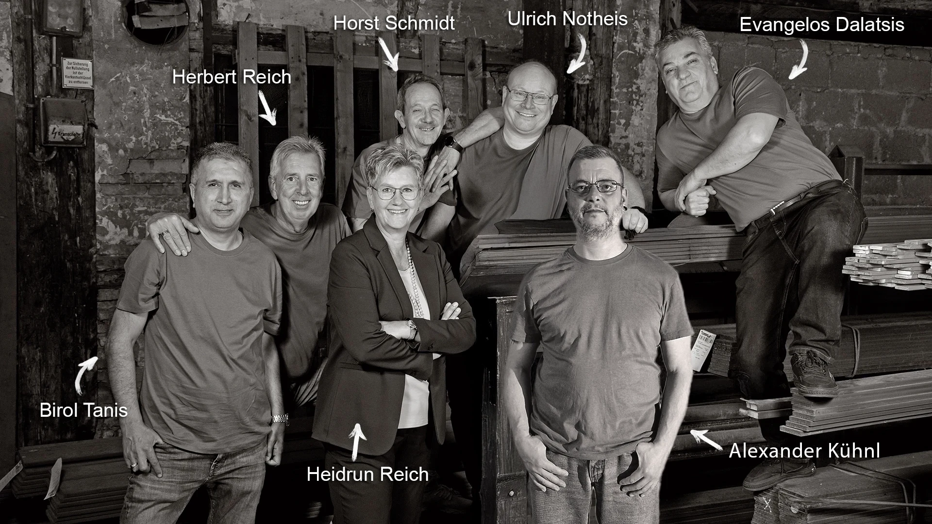 Das Team des Esslinger Eisenlagers in der Halle, mit Namen beschriftet
